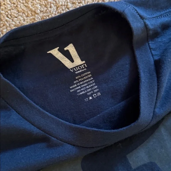 🔥Vuori Graphic T-Shirt ~ Medium ~ MINT CONDITION - Picture 2 of 4